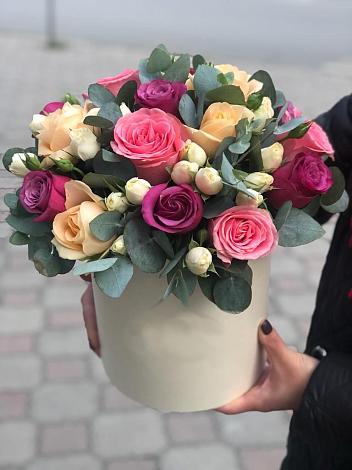 Цветочная композиция из Розы в шляпной коробке в Новом Янкуле