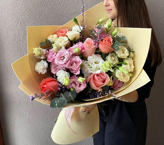 Букет цветов из: Розы, Лизиантусы и Гвоздики в Новом Янкуле